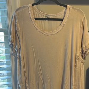 Umgee short sleeve tunic with fray detail.